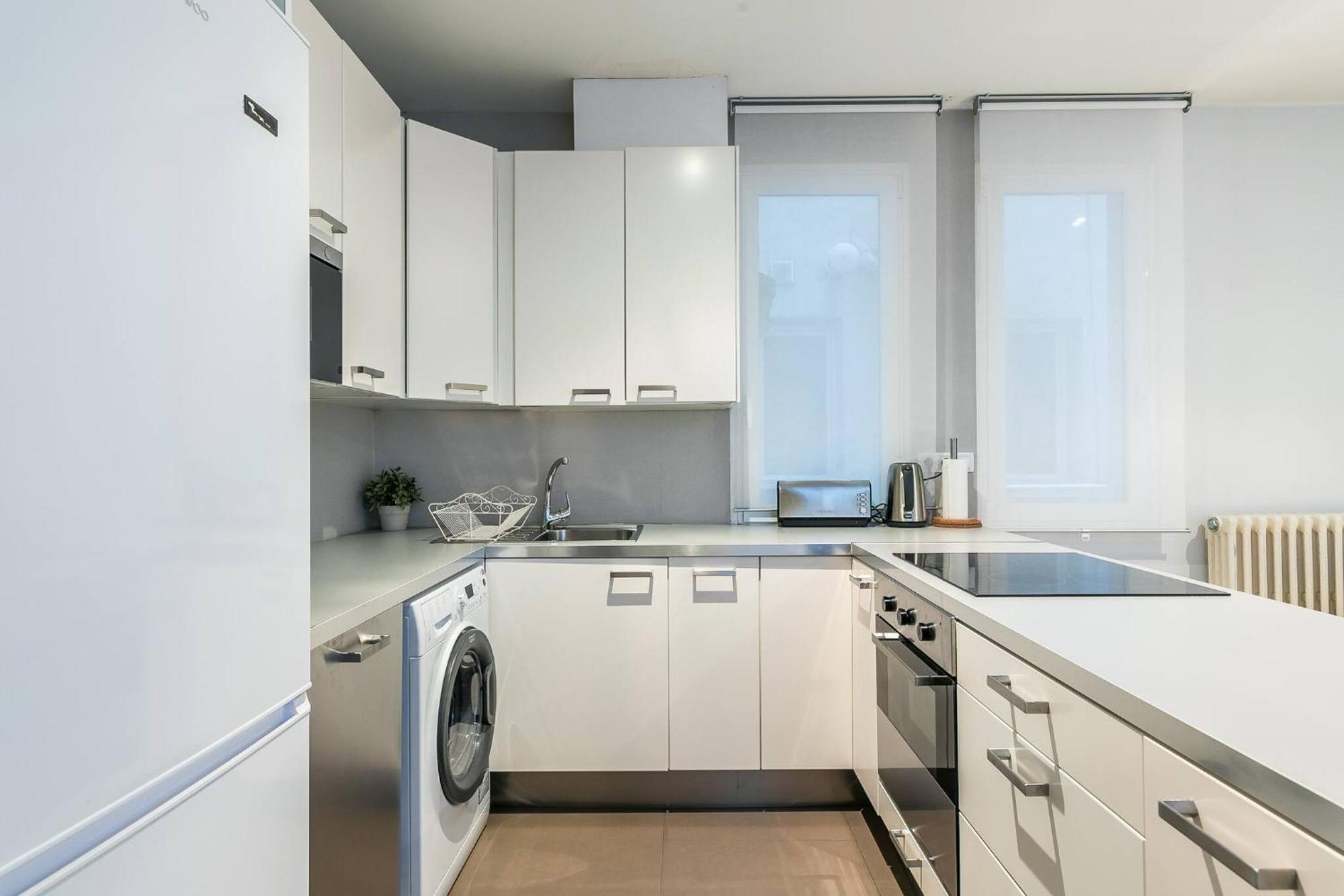 Castellana Suites Madrid Bagian luar foto