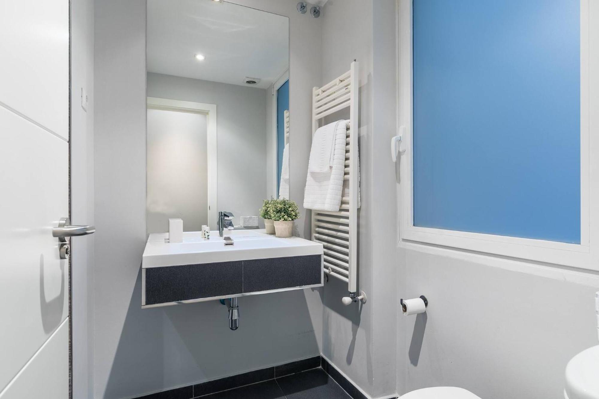 Castellana Suites Madrid Bagian luar foto