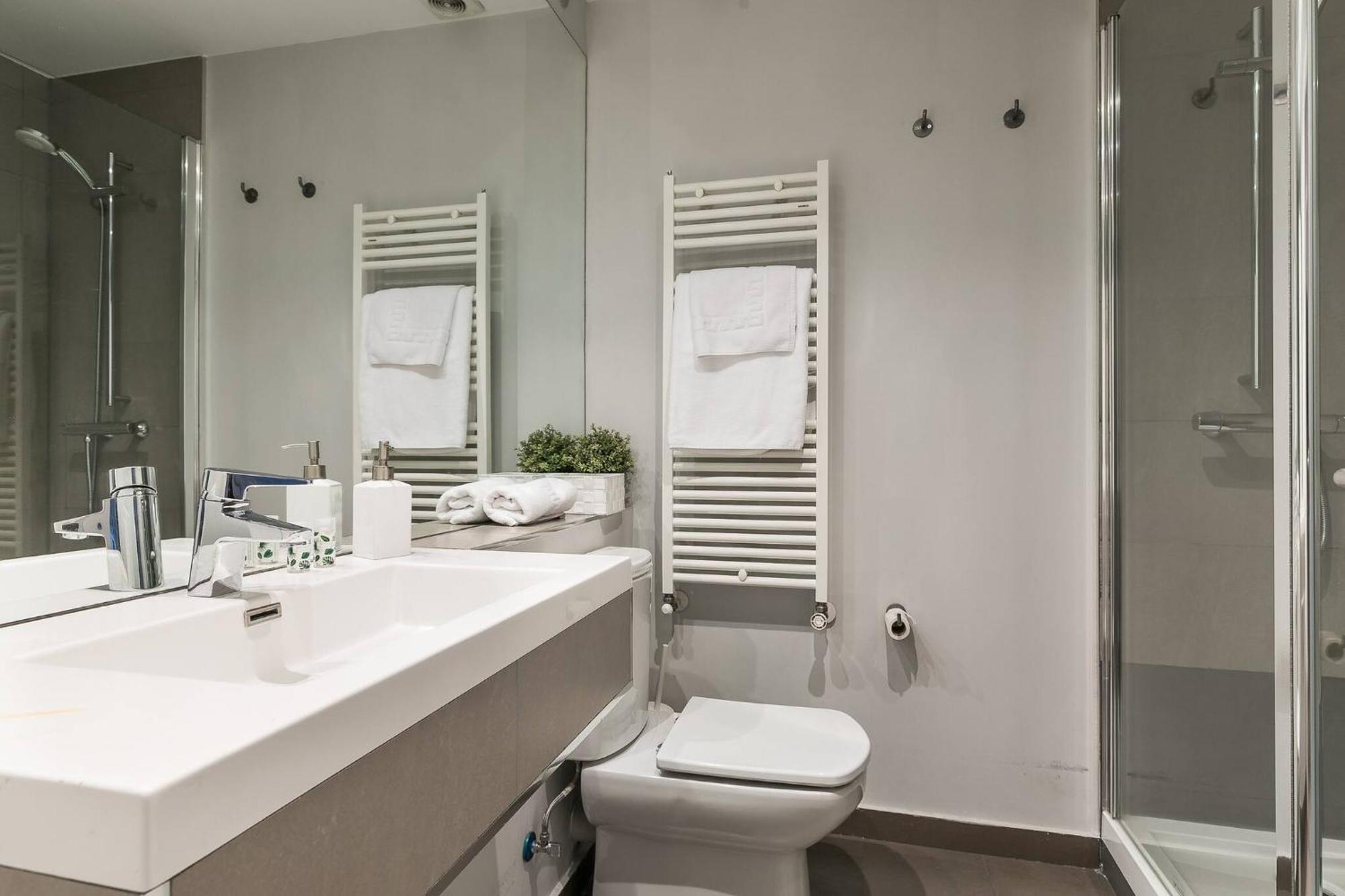 Castellana Suites Madrid Bagian luar foto